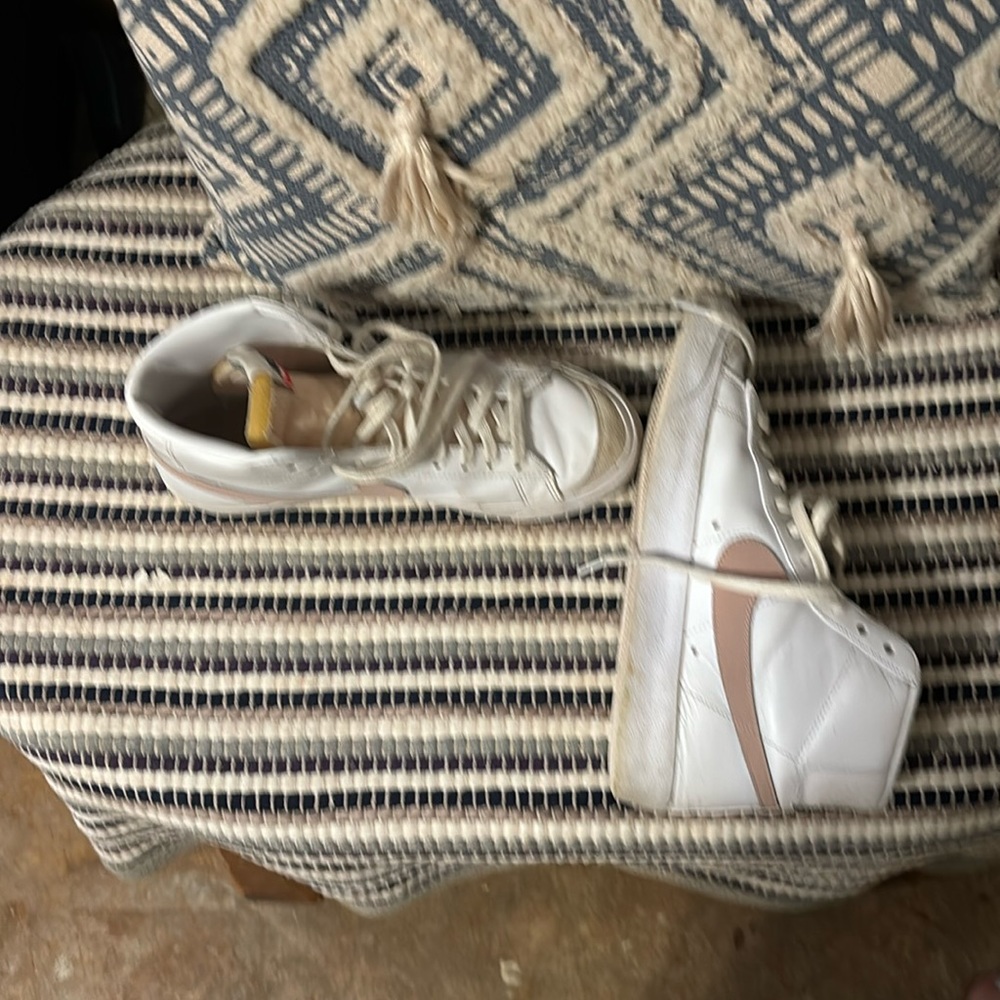 Size 9.5 woman’s nike shoe